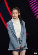 【时尚一点】希林娜依高不愧是团队的C位，简单的牛仔也能穿出个性，腿好长啊