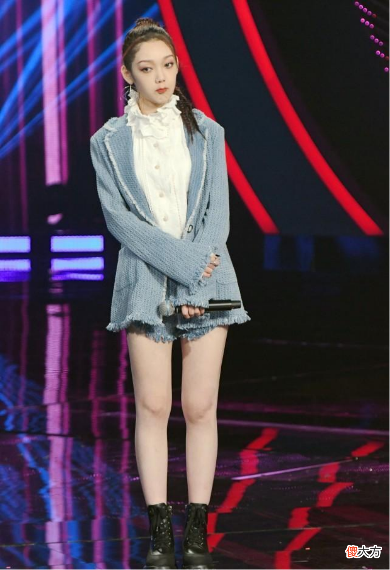【时尚一点】希林娜依高不愧是团队的C位，简单的牛仔也能穿出个性，腿好长啊