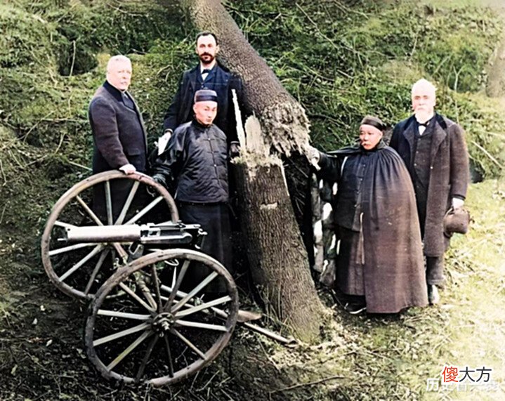 【历史故事】老照片: 参观马克沁重机枪射击的清朝驻英公使, 挑着草鞋的父子俩
