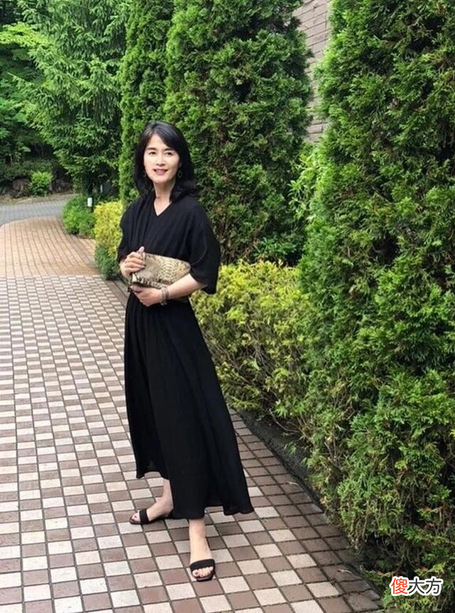【就爱时尚】上了年纪之后，女人穿大红大绿好看还是穿得素雅好看？要看这2点