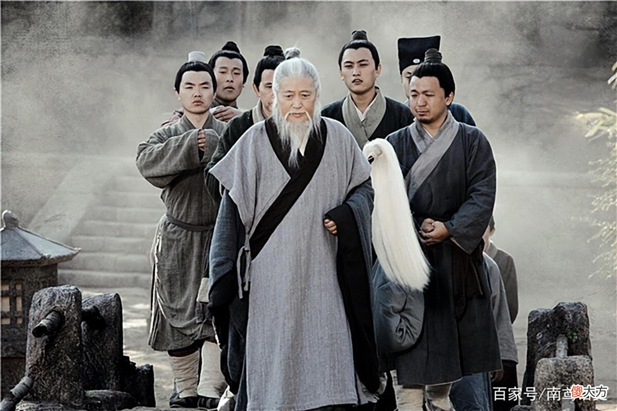 【历史故事】相士劝皇上不要出宫，皇帝大怒：回来就斩了你，相士：你回不来了