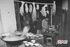 【爱历史】罕见老照片：旧时人们在吃火锅，第二张令人惊讶！