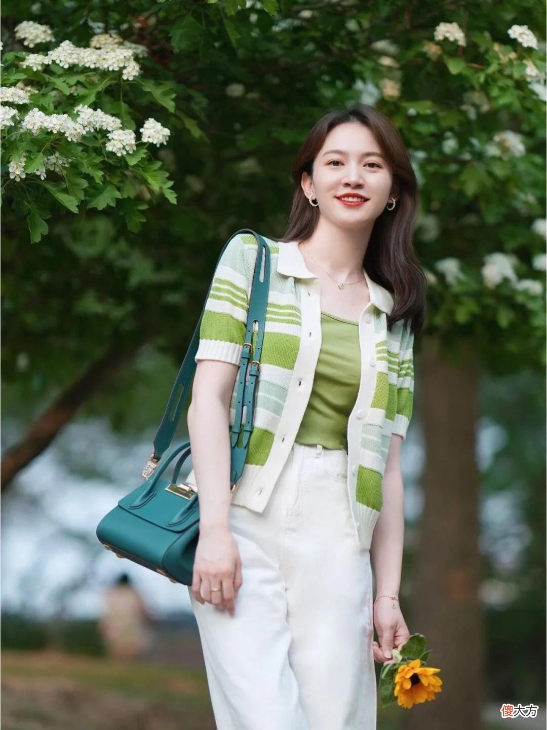 【时尚一点】35岁的女人，该如何穿优雅时髦？针织开衫+白色牛仔裤，减龄洋气