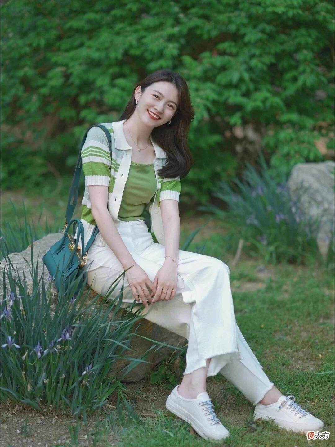 【时尚一点】35岁的女人，该如何穿优雅时髦？针织开衫+白色牛仔裤，减龄洋气