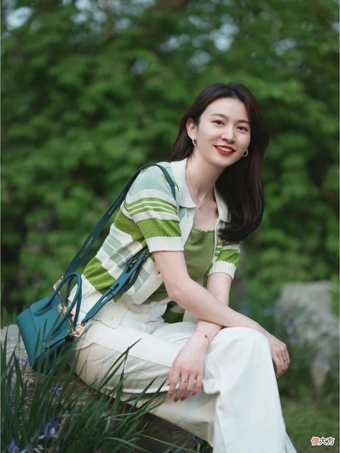 【时尚一点】35岁的女人，该如何穿优雅时髦？针织开衫+白色牛仔裤，减龄洋气