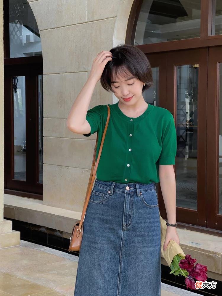 【时尚一点】35岁的女人，该如何穿优雅时髦？针织开衫+白色牛仔裤，减龄洋气