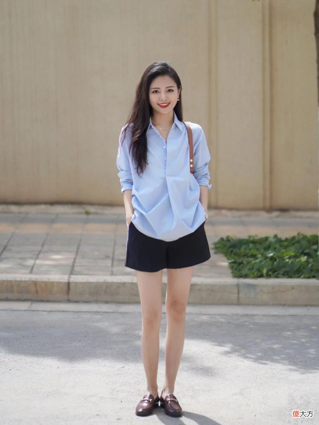 【时尚一点】35岁的女人，该如何穿优雅时髦？针织开衫+白色牛仔裤，减龄洋气