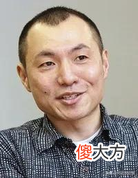 还记得那个喜欢用枪从菊花把人爆头的男人吗？他又来了