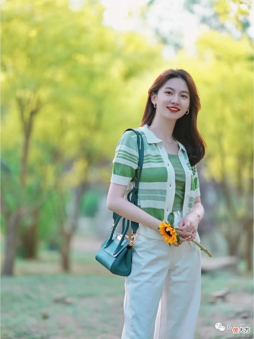 【就爱时尚】35岁的女人，该如何穿优雅时髦？针织开衫＋白色牛仔裤，减龄洋气