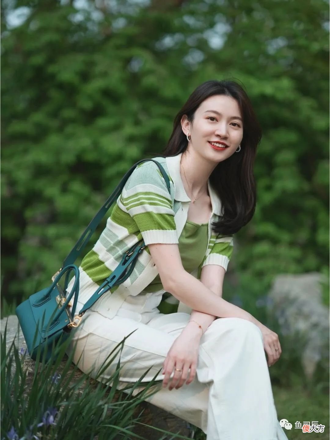 【就爱时尚】35岁的女人，该如何穿优雅时髦？针织开衫＋白色牛仔裤，减龄洋气