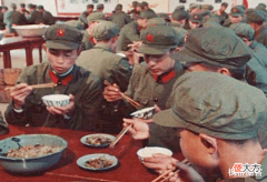 【历史故事】70年代部队伙食: 面和肉是稀罕物, 一个连20块, 维持100多人三餐