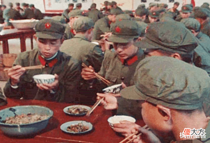 【历史故事】70年代部队伙食: 面和肉是稀罕物, 一个连20块, 维持100多人三餐