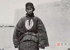 【爱历史】晚清真实老照片：穷人家媳妇衣不遮体，有钱人家少爷左拥右抱！