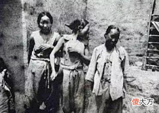 【爱历史】晚清真实老照片：穷人家媳妇衣不遮体，有钱人家少爷左拥右抱！