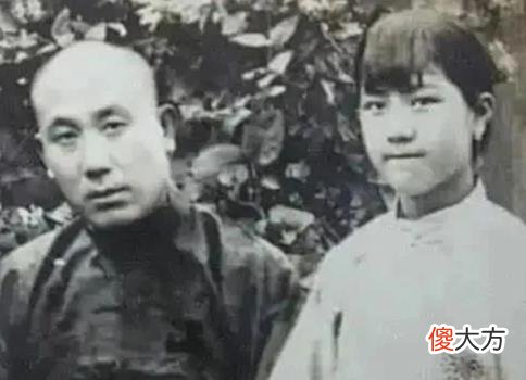 【爱历史】晚清真实老照片：穷人家媳妇衣不遮体，有钱人家少爷左拥右抱！