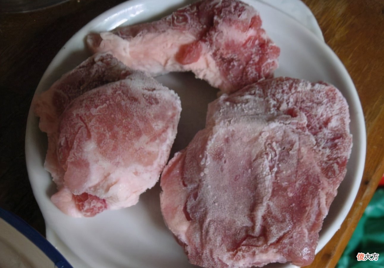 冰箱里的冷冻肉放太久要扔掉 冰箱中冷冻的肉可以放多久