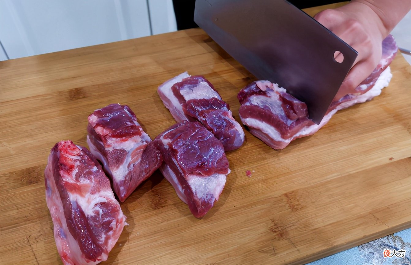 冰箱里的冷冻肉放太久要扔掉 冰箱中冷冻的肉可以放多久
