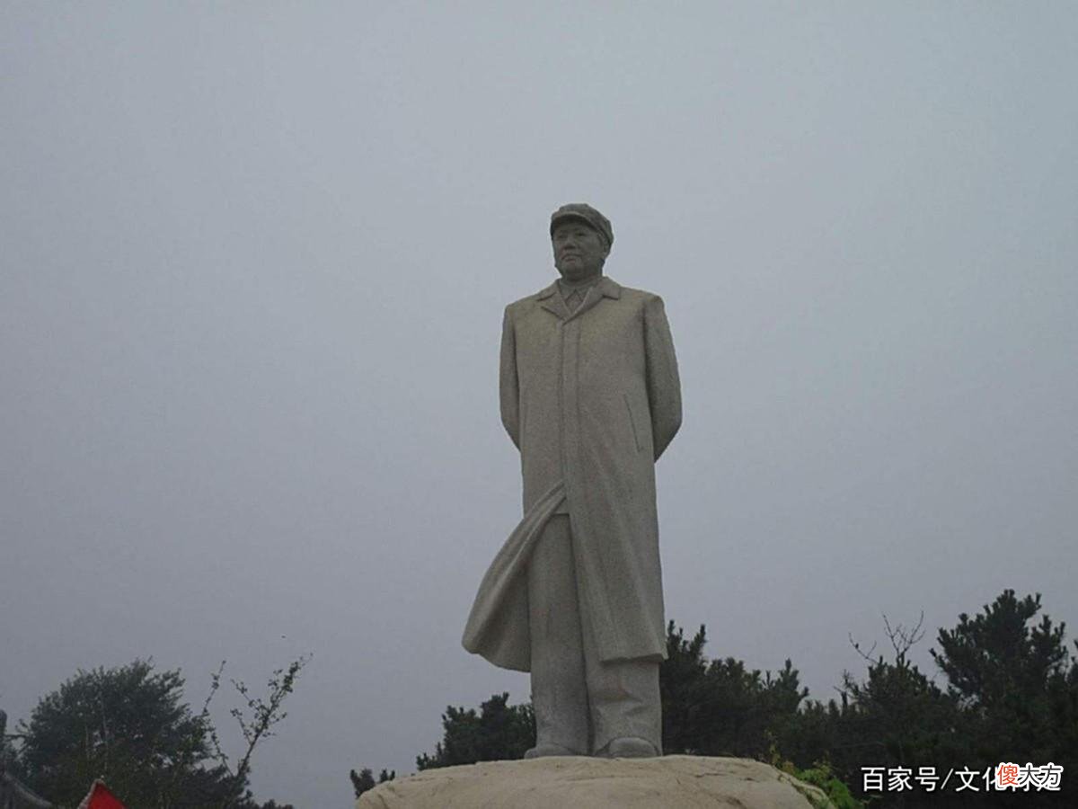 【历史故事】毛主席与老渔夫聊天，对方要走，主席拦住：多聊会，螃蟹我全买了