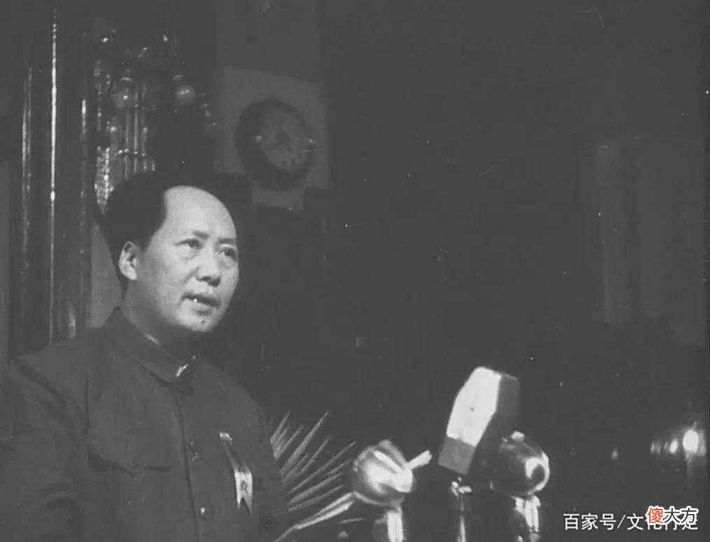 【历史故事】毛主席与老渔夫聊天，对方要走，主席拦住：多聊会，螃蟹我全买了