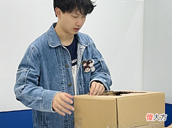 【游戏世界】输给ES后有多卑微？赛后Fly采访直言：不敢吃线怕被教练说