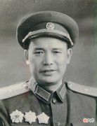 【历史故事】他率领22名士兵和两挺机枪加入我军，一生只升半级，开国被授少将