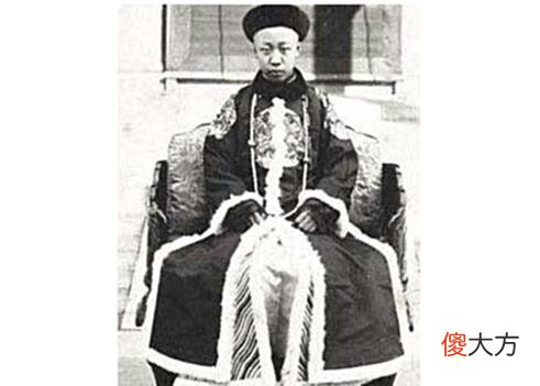 【爱历史】溥仪参观故宫，发现照片贴错了，专家：不懂装懂，溥仪：那是我爹！
