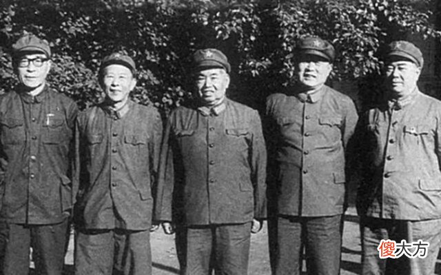 【历史故事】许世友对自己军衔不满, 周总理听完牢骚, 提到这位将军他终于服了