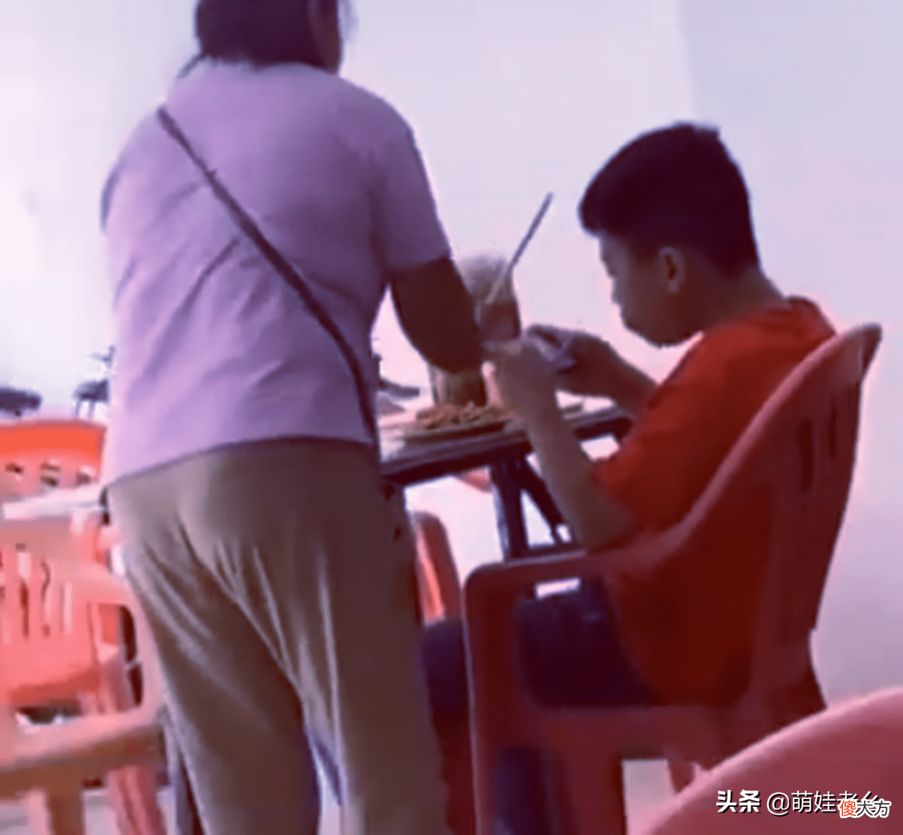 娃坐着玩手机游戏 坐孩子身上玩手机