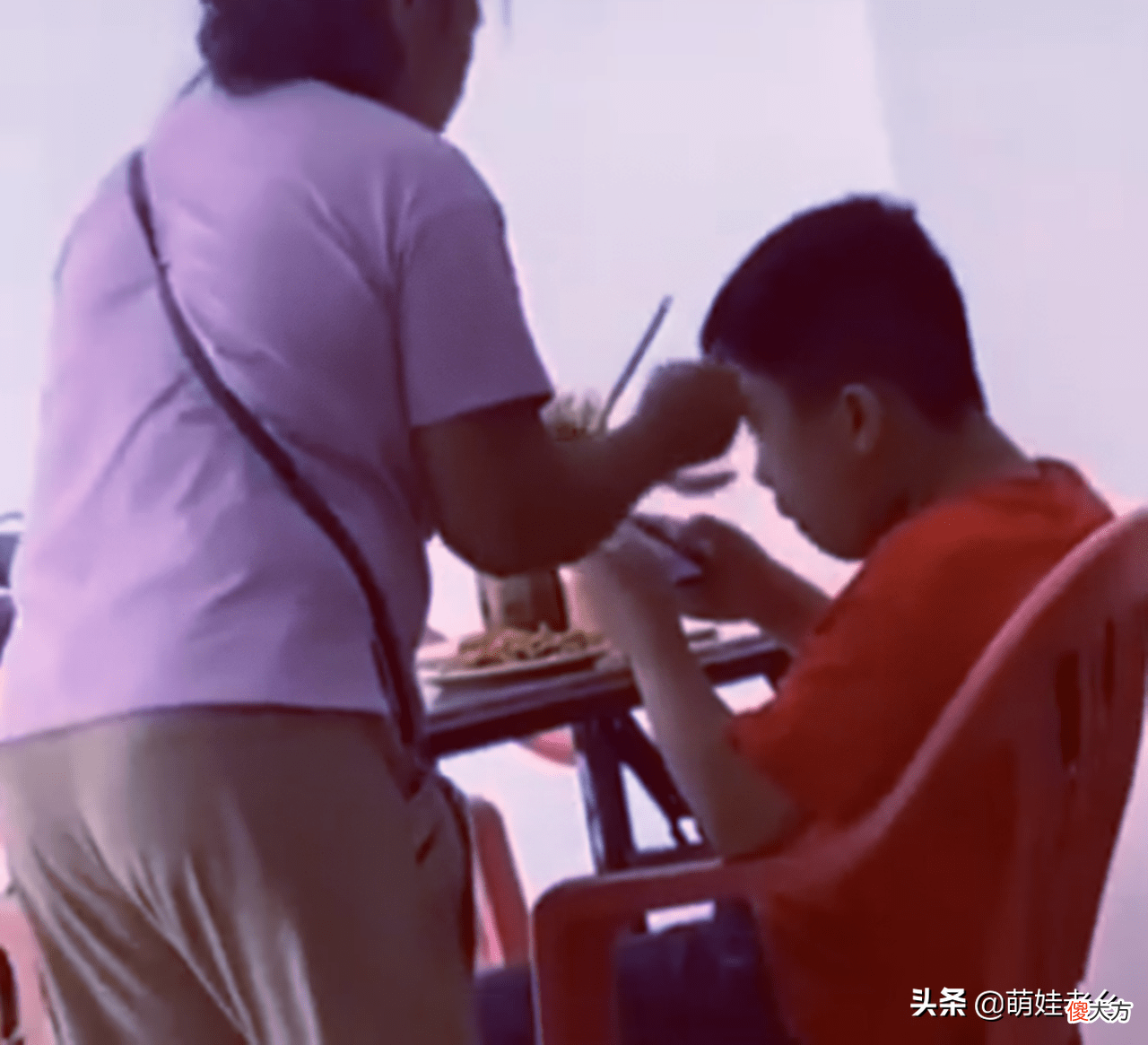 娃坐着玩手机游戏 坐孩子身上玩手机