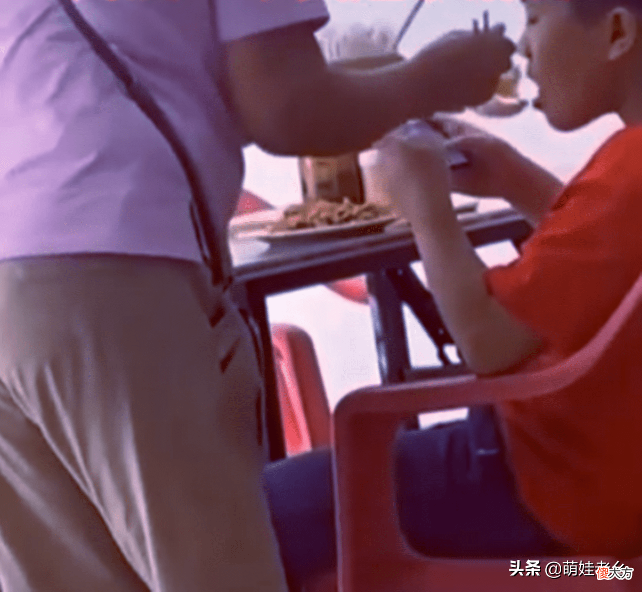 娃坐着玩手机游戏 坐孩子身上玩手机