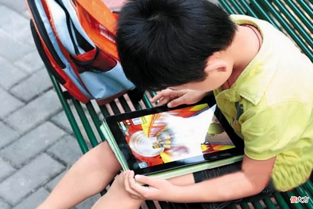 孩子上小学就要买手机吗 初中到底要不要给孩子买手机?