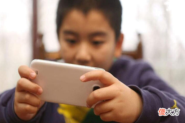 孩子上小学就要买手机吗 初中到底要不要给孩子买手机?