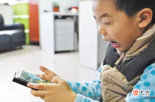 孩子上小学就要买手机吗 初中到底要不要给孩子买手机?