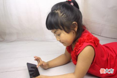 孩子上小学就要买手机吗 初中到底要不要给孩子买手机?