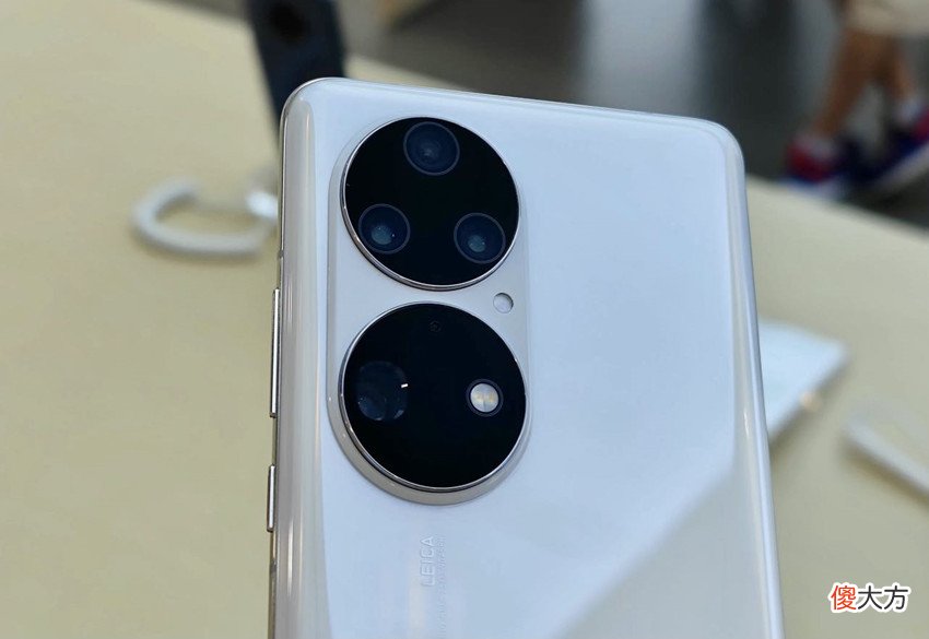 陪女朋友实体店看华为P50Pro