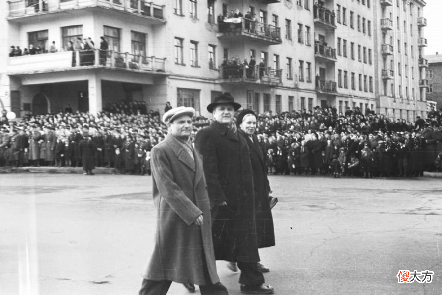 【爱历史】老照片 1958年摩尔曼斯克的五一劳动节游行 喜气洋洋的苏联老百姓