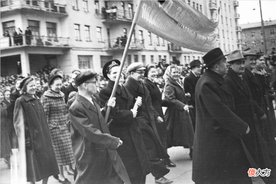 【爱历史】老照片 1958年摩尔曼斯克的五一劳动节游行 喜气洋洋的苏联老百姓