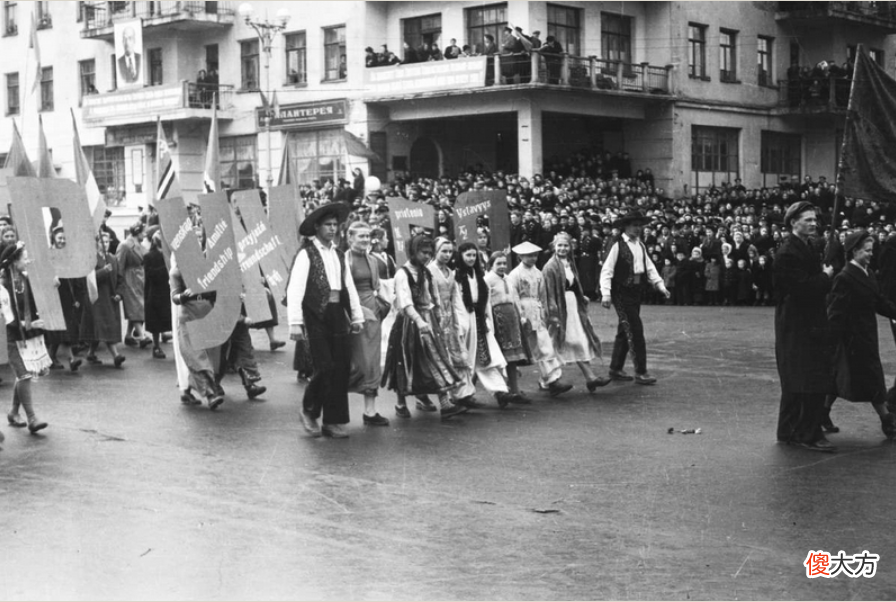【爱历史】老照片 1958年摩尔曼斯克的五一劳动节游行 喜气洋洋的苏联老百姓