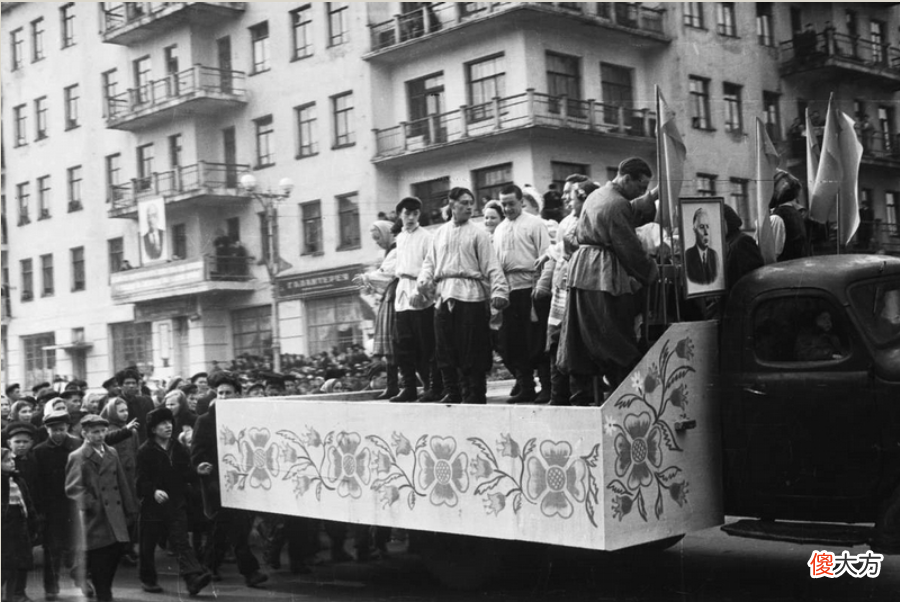 【爱历史】老照片 1958年摩尔曼斯克的五一劳动节游行 喜气洋洋的苏联老百姓
