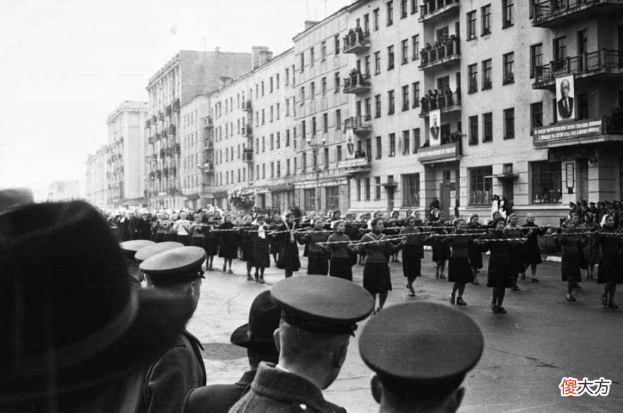 【爱历史】老照片 1958年摩尔曼斯克的五一劳动节游行 喜气洋洋的苏联老百姓