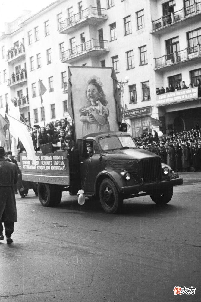 【爱历史】老照片 1958年摩尔曼斯克的五一劳动节游行 喜气洋洋的苏联老百姓