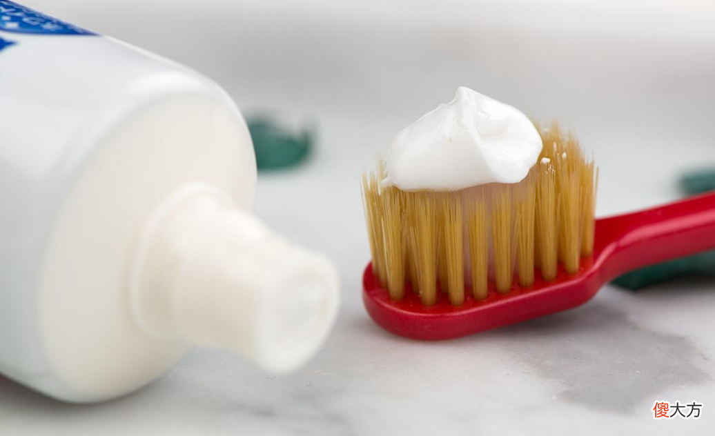怎么给孩子刷牙、选牙膏牙刷？涂氟好吗？一文说清！