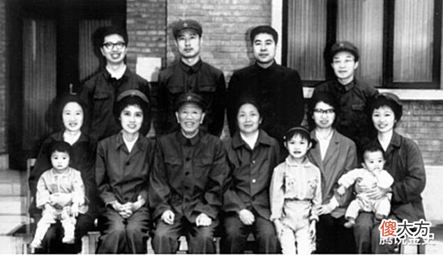 【爱历史】战士认出报上人物是父亲邓华, 指导员不信: 别瞎说, 那是高级首长