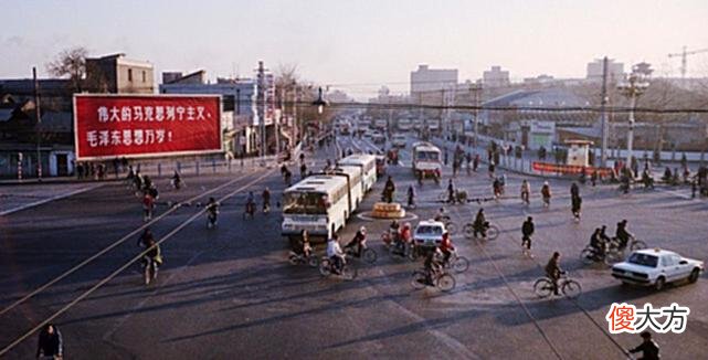 【爱历史】1983年中国真实老照片：想不到30多年前的人们是这样子的！