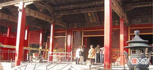 【历史故事】故宫养心殿为何终年潮湿阴冷？专家掀开地砖后，被眼前景象吓到