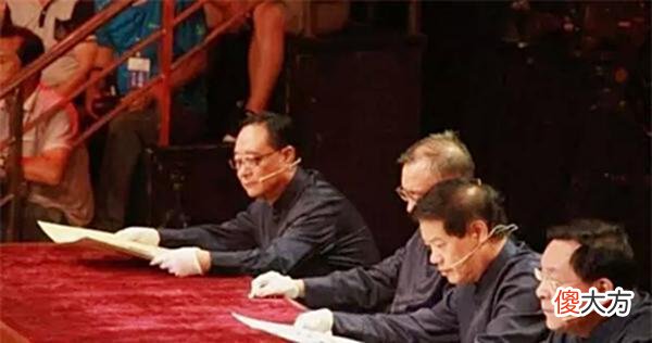 【历史故事】女子拿齐白石画鉴宝，专家说是赝品，女子大笑：你知道我的身份吗