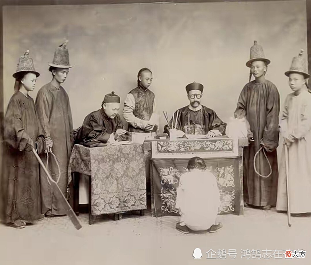 【爱历史】晚清罕见照片：女佣给贵妇洗脚，犯人押赴刑场，慈禧在奇石前留影