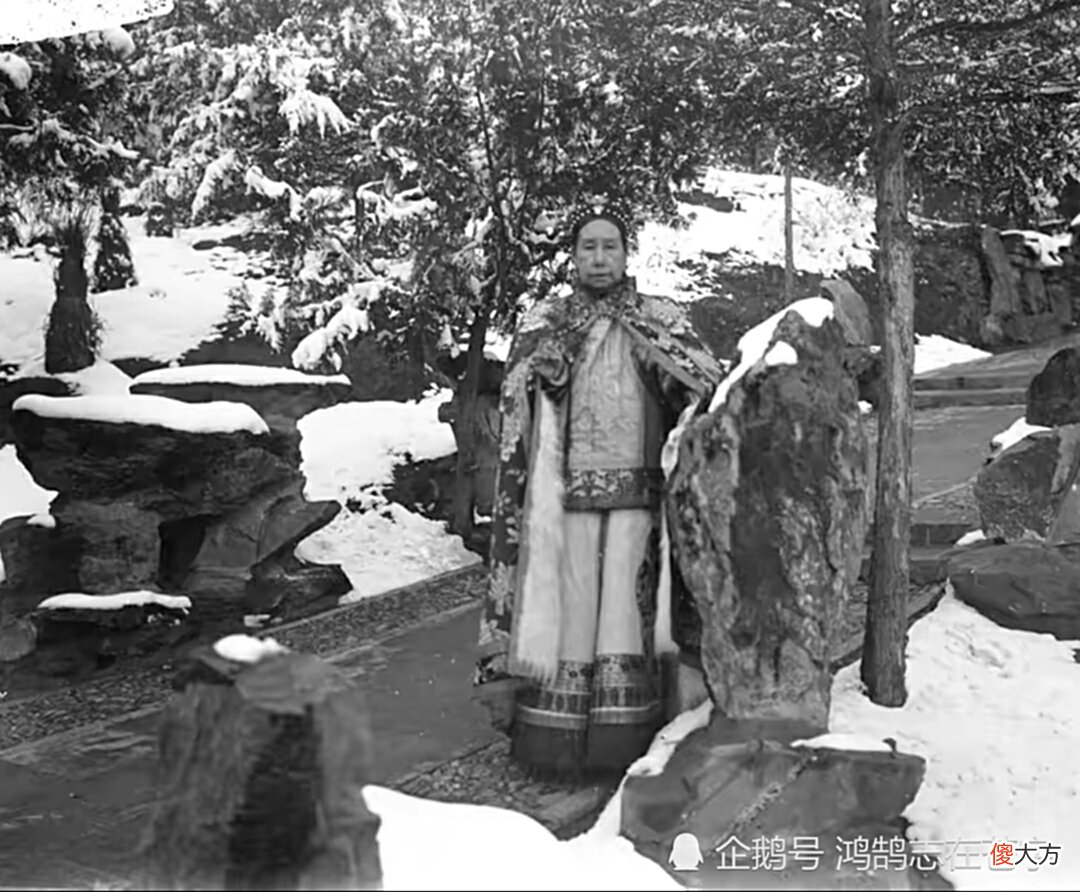 【爱历史】晚清罕见照片：女佣给贵妇洗脚，犯人押赴刑场，慈禧在奇石前留影