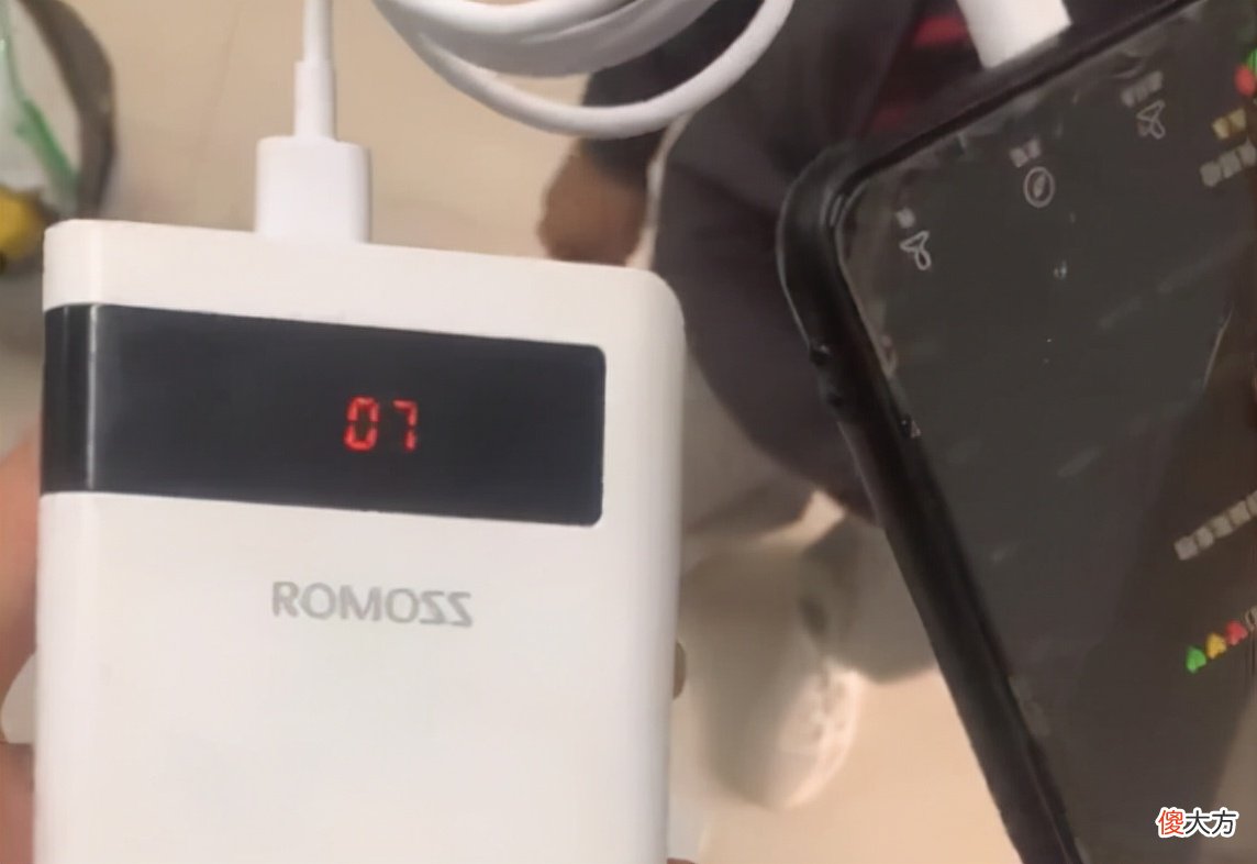 河南男生用快充线连充电宝 快充手机可以用充电宝