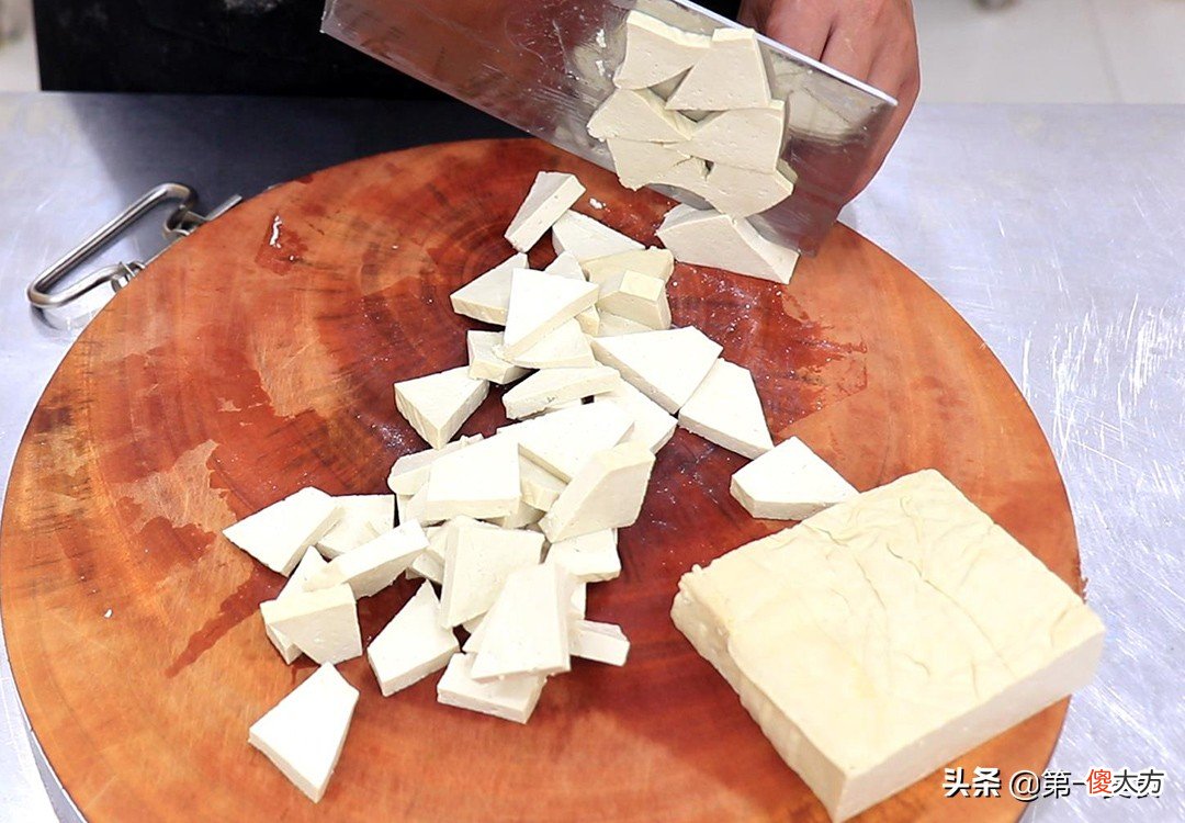 厨师长做的黄金豆腐块，蘸上番茄酱，比鸡肉块还好吃，越吃越过瘾